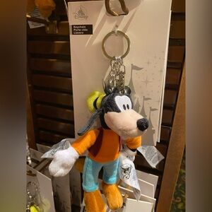 DISNEY PARKS GOOFY PLUSH KEYCHAIN CHARM BNWT